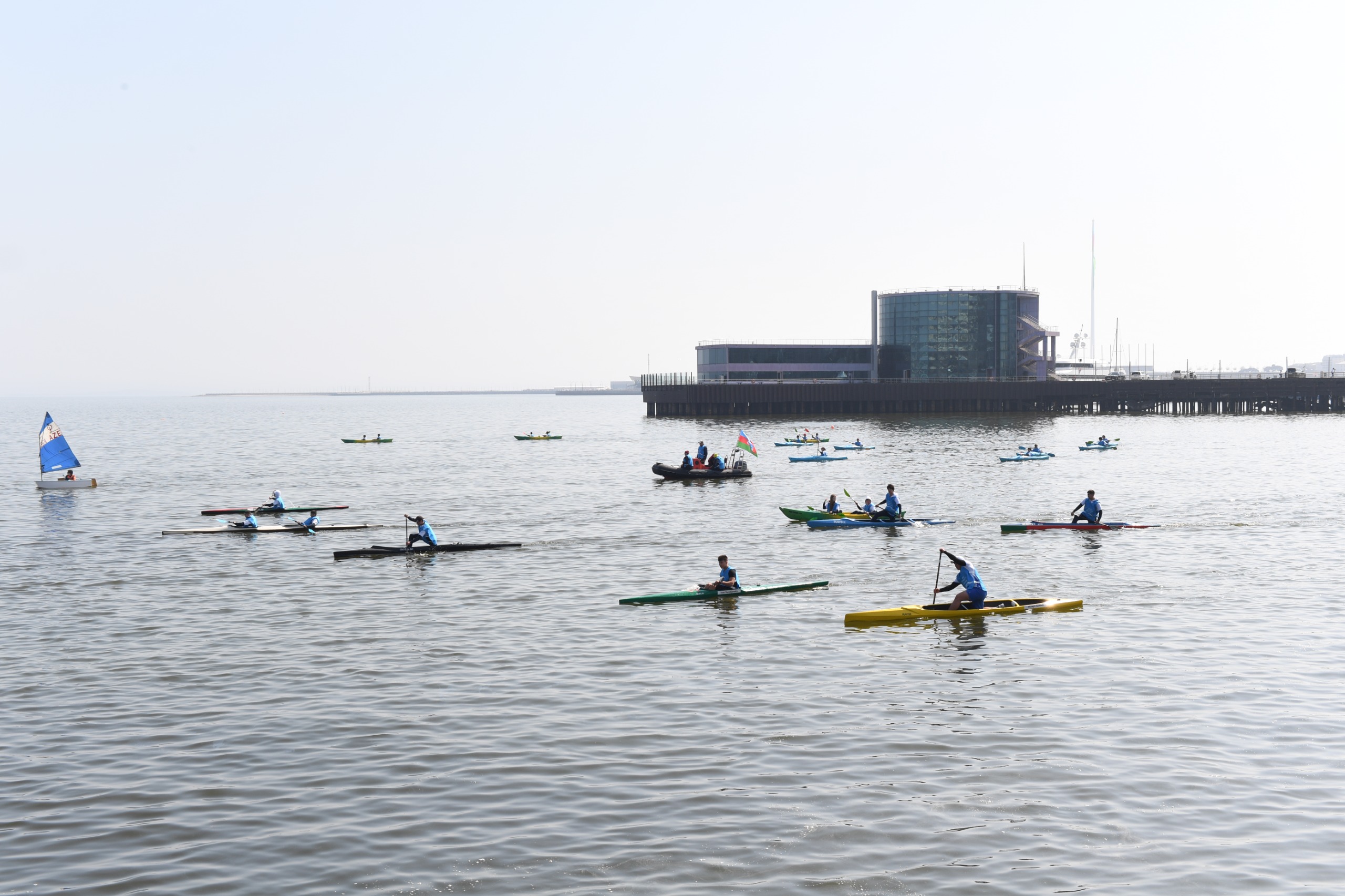 Bakıda Xəzərin suları avarçəkmə və yelkənli qayıqlarla bəzəndi (FOTO)